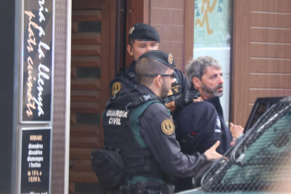 Dos agents de la Guàrdia Civil s'emporten un detingut a Sabadell en el marc de l'operació que va acabar amb nou CDR arrestats.