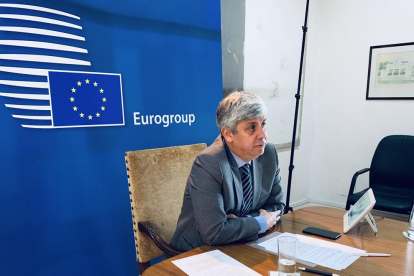 El coronavirus obliga a que el Eurogrupo se reúna a distancia. En la imagen, su líder, Mário Centeno.
