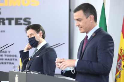 El primer ministro de la República Italiana, Giuseppe Conte, y Pedro Sáncez, ayer, en rueda de prensa.