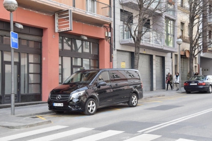 Imatge de la nova parada de taxis de la Seu d’Urgell.