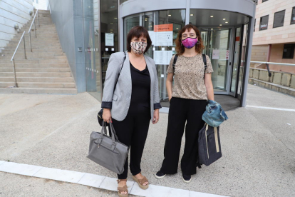 Les advocades Anna Llauradó i Esther Sancho, ahir abans de la vista als jutjats del Canyeret.