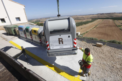 La instalación de los nuevos contenedores en Alfés en 2018.