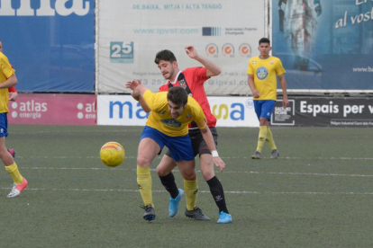 Un jugador del EFAC presiona a un rival de El Catllar, ayer en el Ramon Farrús.