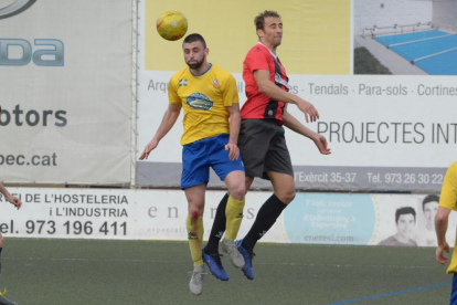 Un jugador de l’EFAC pressiona un rival del Catllar, ahir al Ramon Farrús.