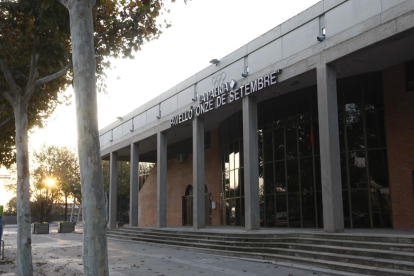 Imatge de la façana del pavelló Onze de Setembre de Lleida.