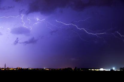 Una tempesta elèctrica va descarregar dissabte a la nit a Ponent.