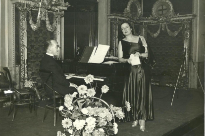 Conxita Badia, con Robert Gerhard, en Barcelona, el año 1935.