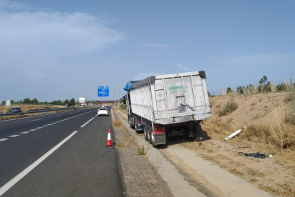 El camión implicado en el accidente mortal de este lunes en la A-2 en Lleida.