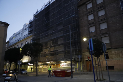 La clínica ampliará sus instalaciones con el nuevo edificio de la imagen, en la calle Bisbe Messeguer. 