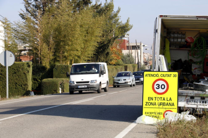 Comencen a col·locar els senyals per limitar la velocitat a 30 km/h a gairebé tots els carrers de Lleida