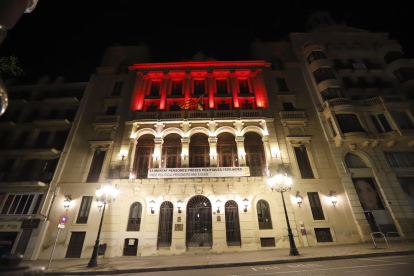 La fachada de la Paeria se iluminó ayer por la noche de color rojo.