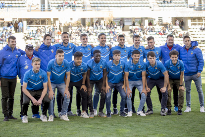 Pedro Martín intenza zafarse del marcaje de un jugador del Ejea, en una acción del partido de ayer en el Camp d’Esports.