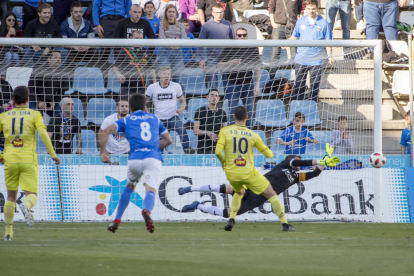 Pedro Martín intenza zafarse del marcaje de un jugador del Ejea, en una acción del partido de ayer en el Camp d’Esports.