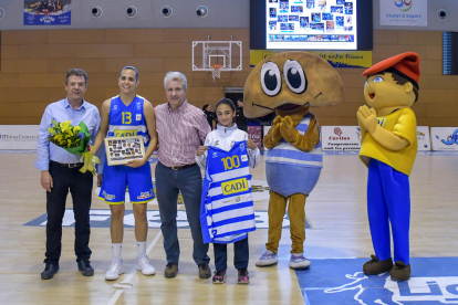 Yurena Díaz conduce el balón presionada por una jugadora del Araski.