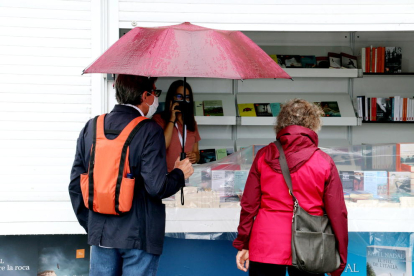 Visitants sota la pluja a la Setmana del Llibre a Barcelona.
