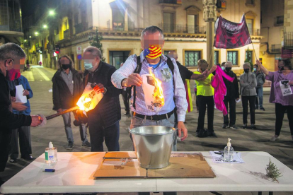 A Lleida els concentrats van cremar una gran foto del monarca.