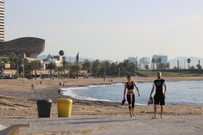 Paseos en las playas de Barcelona en su primer día de apertura.