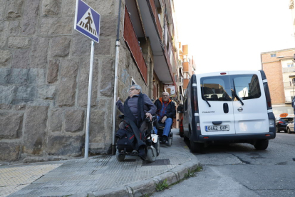 Toni Montardit s’agafa a un tub per girar al carrer Corts Catalanes, la inclinació del qual dificulta la circulació de les cadires de rodes.