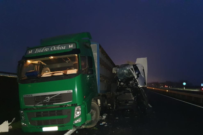 Imatge de dos dels camions implicats en un accident que es va produir a les 6.50 hores.