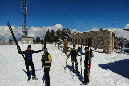 Algunos de los esquiadores que ayer volvieron a la estación para disfrutar de la nieve. 