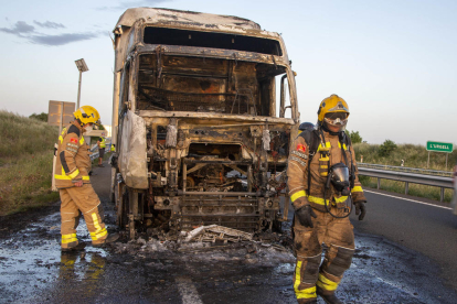 Es crema un camió a Bellpuig i dos ferits en una sortida de via a Alcoletge