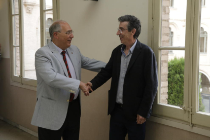 Roberto Fernández saluda el nou rector de la UdL, Jaume Puy, després de saber els resultats.