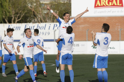 Las efectividad goleadora del Mollerussa fue clave para decantar el derbi a su favor.