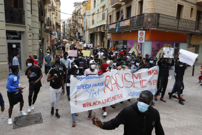 Centenars de persones es van concentrar primer a la plaça Paeria de Lleida per mostrar rebuig al racisme i van marxar posteriorment cap a la subdelegació del Govern.