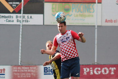 Joan cabecea el balón tras ganar el duelo aéreo a un jugador del Montañesa.