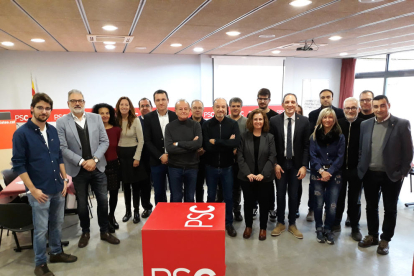 Imagen de los dirigentes del PSC de Lleida con representantes de los medios de comunicación, ayer. 