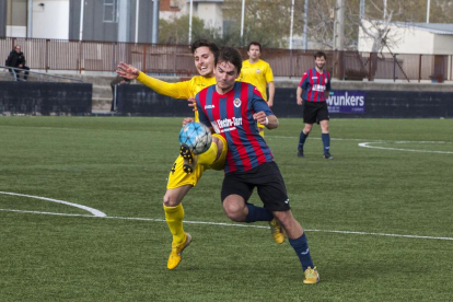 El jugador del Tàrrega Solé en el momento en el que se dispone a batir al meta del Vilanova para hacer subir el definitivo 1-1 al marcador.