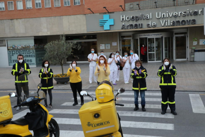 Empleados de Correos aplaudieron ayer al personal del Arnau de Vilanova.