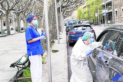 Treballadors de l’hospital de la Seu fent el test ràpid a una embarassada de la capital.