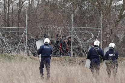 Policías griegos controlan la frontera con Turquía.