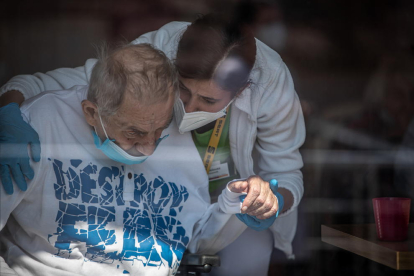 Un malalt d'alzheimer en una residència.