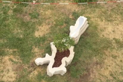 Esta es la escultura que la Paeria ha instalado en el cementerio de Lleida en homenaje a los leridanos muertos durante el confinamiento