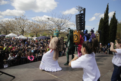 Los personajes del Club Banyetes animaron la fiesta, con la participación de centenares de personas.