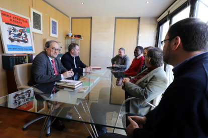 Torra es va reunir amb la junta directiva de l’Obra Cultural Balear (OCB).