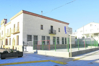 El actual colegio está ubicado en el edificio consistorial de El Poal. 
