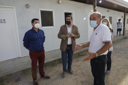 L’alcalde i Escobar, ahir a l’equipament habilitat per a possibles contagis a Alcarràs.