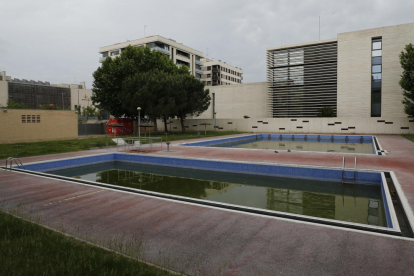 Vista general de las piscinas municipales de Cappont ayer sin fecha aún para su apertura.