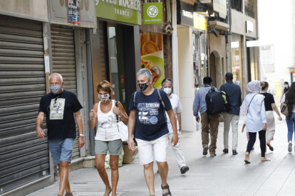El uso de mascarilla ya es obligatorio, aunque haya distancia social. En la imagen, transeúntes ayer en el Eix Comercial de Lleida.  