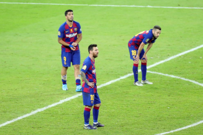 Messi, Suárez i Jordi Alba, abatuts després del partit amb l’Atlètic.