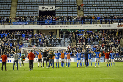 Jugadores del Lleida saludan a la afición después del partido ante el Villarreal B.