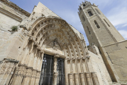 La Porta dels Apòstols, junto al campanario, dos de los espacios de la Seu Vella que se restaurarán.