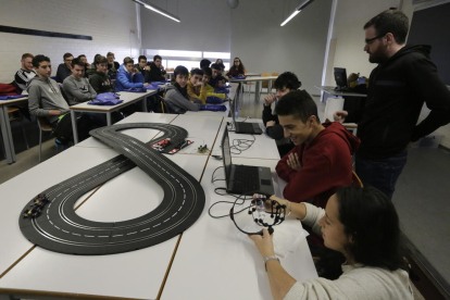 Estudiantes participan en una actividad en la jornada de puertas abiertas.