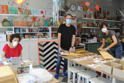 Marta, Montse y Joan Soler, preparando los kits creativos en su sede de Mollerussa. 
