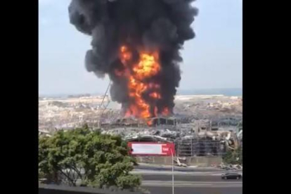 VÍDEO Nou incendi al port de Beirut un mes després de l'explosió