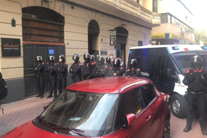 Los antidisturbios de los Mossos actúan en el intento de parar un desahucio en Lleida