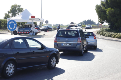 Un control de los Mossos d’Esquadra en la entrada de Lleida, el pasado domingo 19 de julio. 